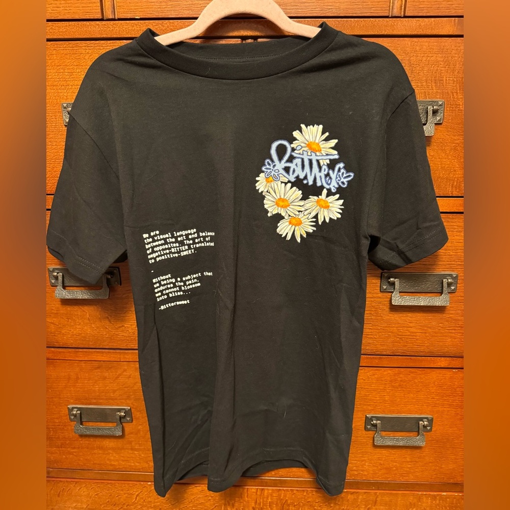 Bittersweet tshirt size S with daisy print front and back
